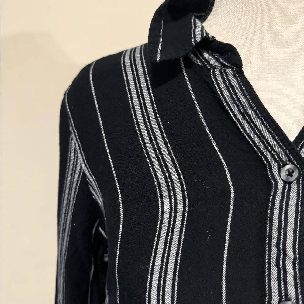 Hollister | Black and White twist Striped Crop Top